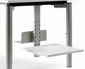 Der Grundträger für PC-Konsole und
Druckertablar wird an der Unterseite
der linken oder rechten Systembrücke
des jeweiligen Seitenteils mittels einer
stabilen Verschraubung befestigt.
Er kann für alle Gestellvarianten des
Systems all in one verwendet werden. Der Grundträger für PC-Konsole und
Druckertablar wird an der Unterseite
der linken oder rechten Systembrücke
des jeweiligen Seitenteils mittels einer
stabilen Verschraubung befestigt.
Er kann für alle Gestellvarianten des
Systems all in one verwendet werden.